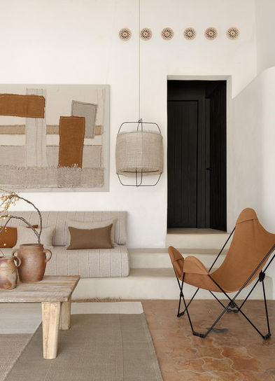 mjukt linneliknande flamsäkert möbeltyg i neutrala toner på en soffa och i en fåtölj