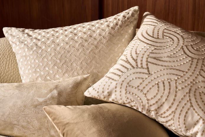 en sampling kuddar i Beige mönstrade tyger