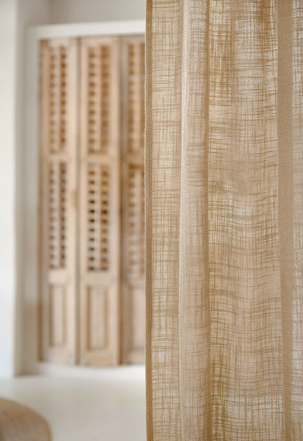 Vävd linnegardin i beige linnetyg på dubbel bredd.