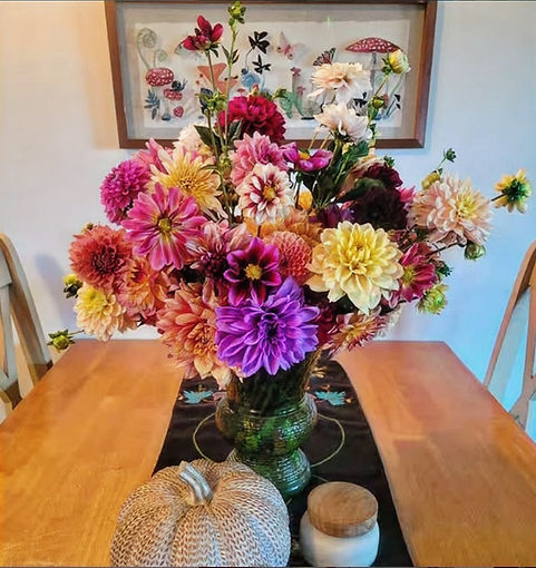 Dahlia bouquet_edited_edited.jpg