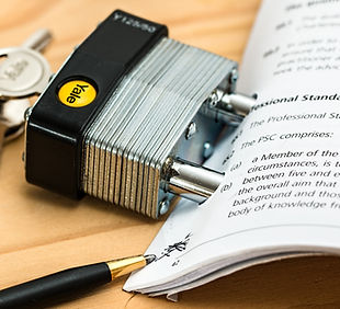 Зображення документів, які застегнули на навесний замок