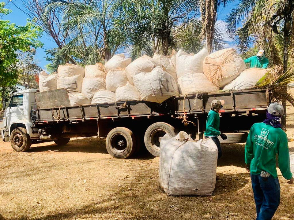 limpeza de folhas canaletas e boca de lobo