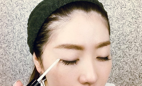 まつげ美容液とコーティングを塗るタイミングと場所とは