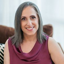 Zelly Ruskin Author Headshot.jpg