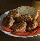 a plate of meatballs and vegetables