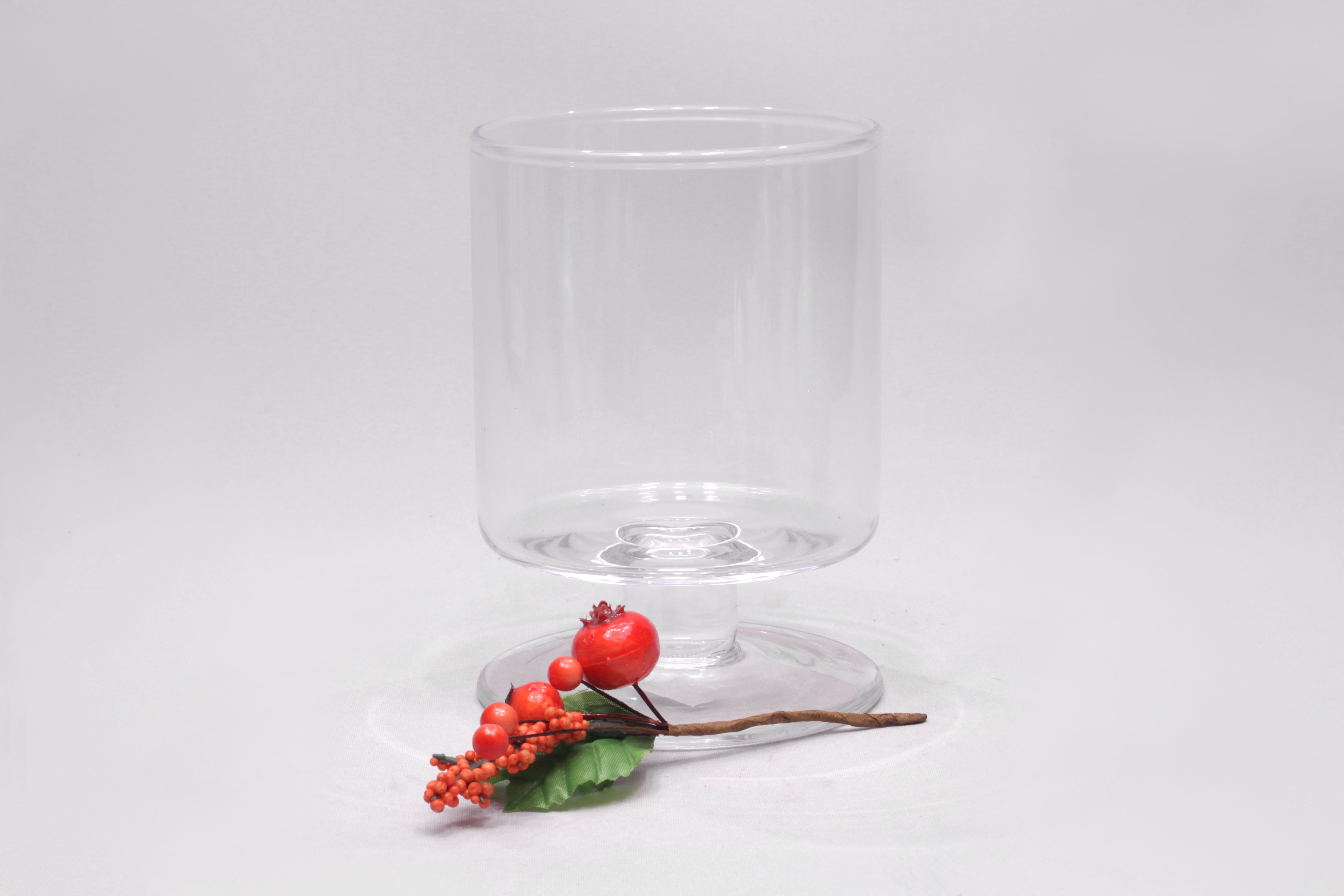 Stikla trauks cilindrisks uz kājas