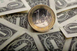 الدولار يسيطر على سوق العملات والذهب يستمر بالهبوط