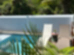 Piscine du lodge avec chaises longues.