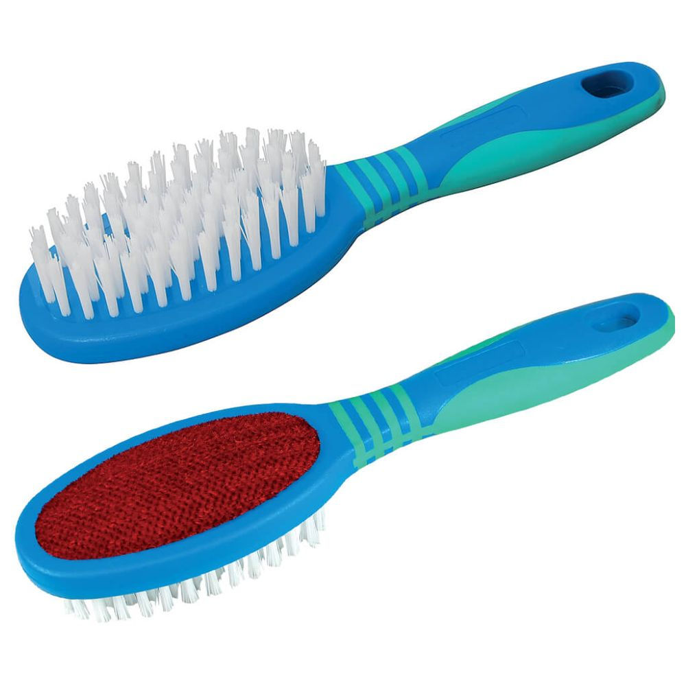 Deux brosses bleues pour animaux de compagnie, avec des poils blancs et rouges