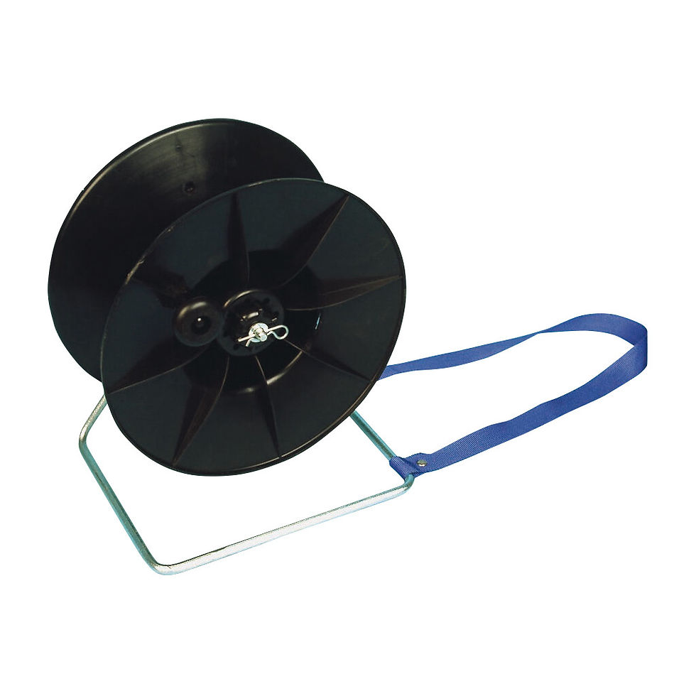 Bobine de fil noir sur support avec anse bleue, ZoneGuard Ruban isolant, sur fond blanc.