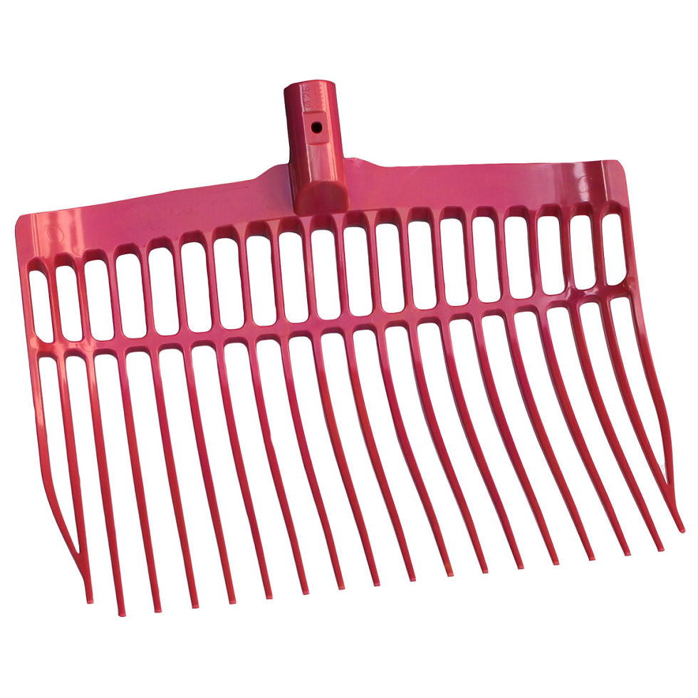 Fourche rouge, outil agricole pour manipuler le foin ou le fumier, travail agricole.