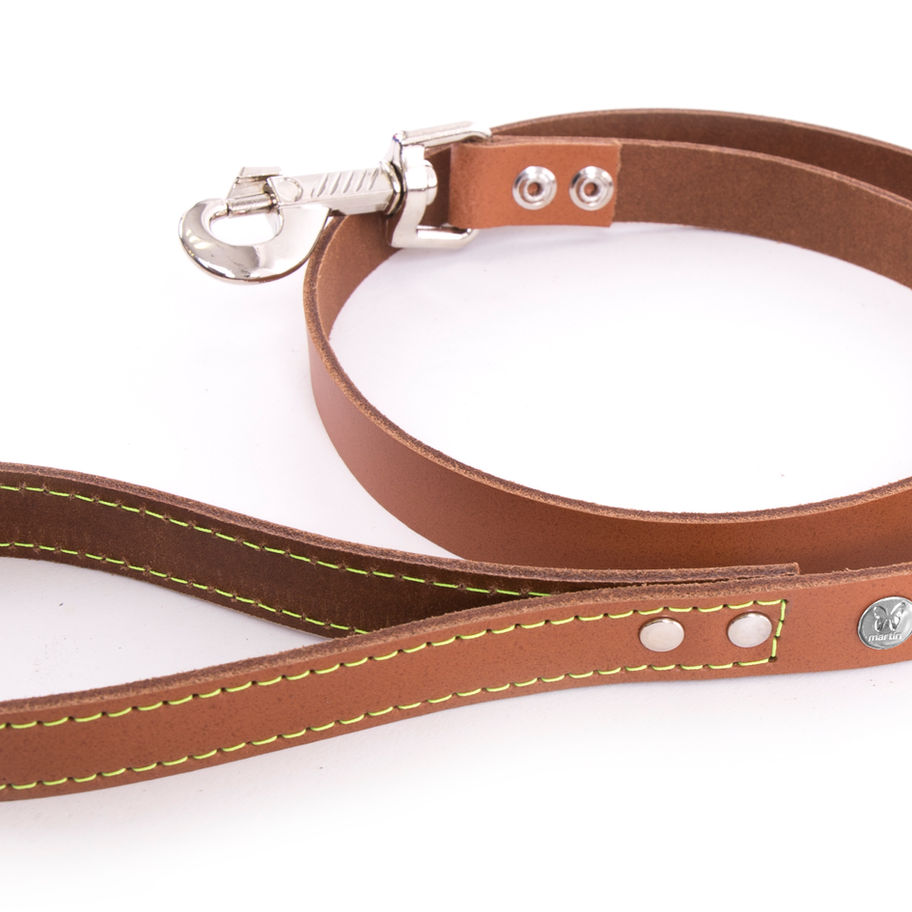 La laisse en cuir marron Flonimaux est posée sur un fond blanc.