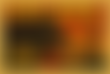 Un ambicioso cineasta viaja a una isla remota donde captura a un simio gigante que se enamora de una joven actriz. Llevado a Nueva York como atracción, King Kong escapa y causa caos en su desesperada búsqueda por protegerla, hasta su trágica caída desde el Empire State Building.