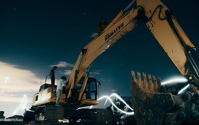 Kranarbeiten auf der Baustelle mitten in den Abendstunden