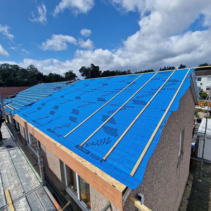 New roof construction with blue breathable membrane sheeting