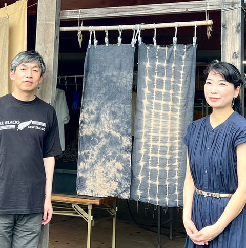 ご夫婦で手ぬぐいを柿渋染め