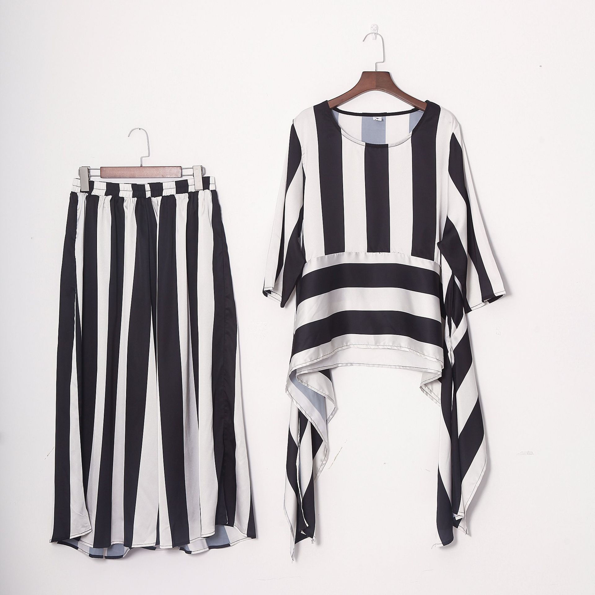 بلوز مع بنطلون مخطط باللونين الأبيض والأسود