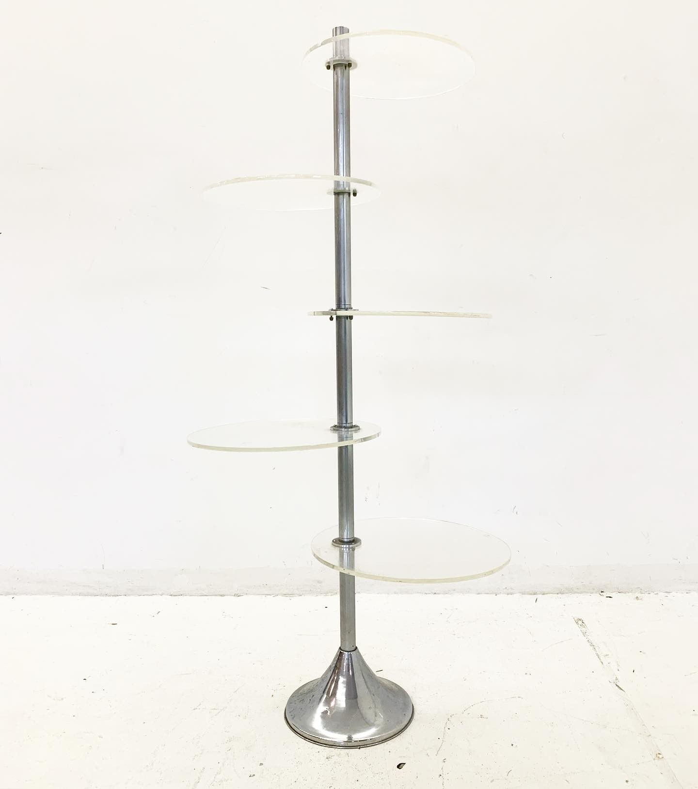 Estante com prateleiras articuláveis em acrílico, década de 70