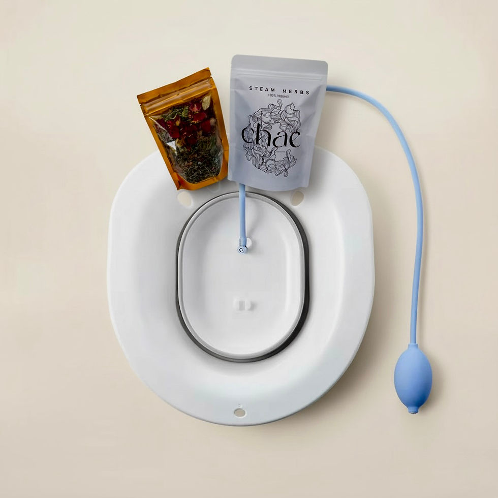 Yoni steamseat, wit met lichtblauwe inklapbare band en blauw spoelpompje, ideaal voor postpartum herstel en algemeen welzijn.