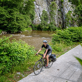 00050184-WBT - Henning Angerer-Une cycliste près de l'Anticlinal de Durbuy.JPG