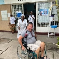 Pascal essaie le fauteuil_edited.jpg