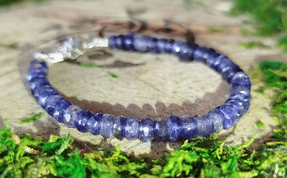 - Bracelet en argent et Iolites -