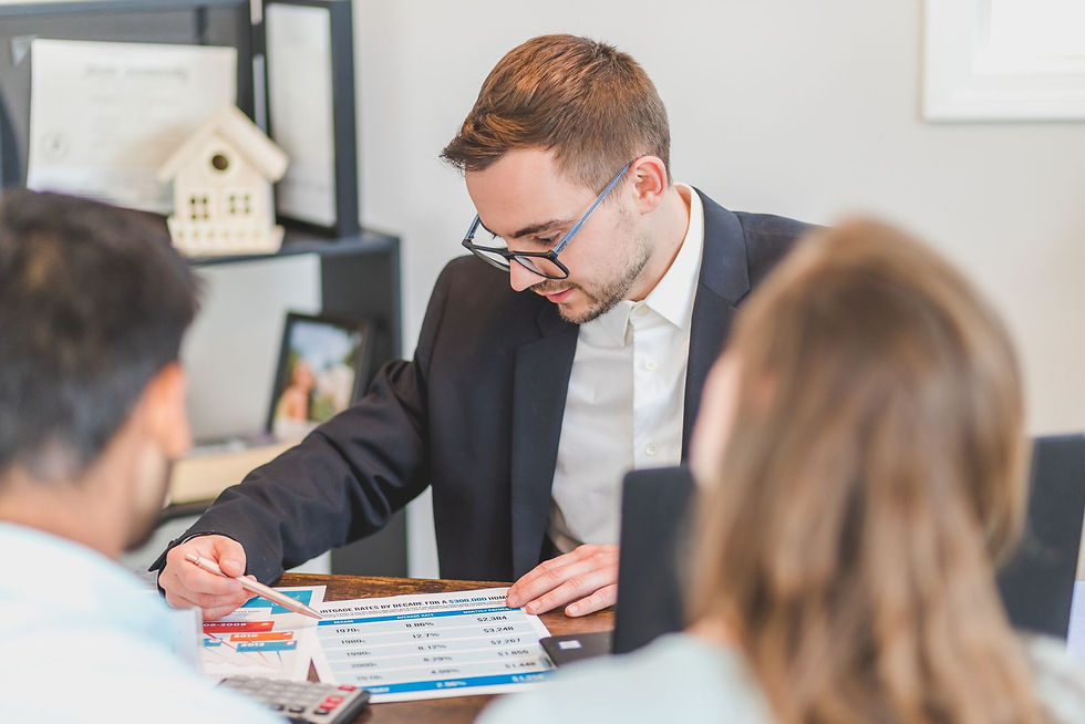 Casal conversando com consultor sobre documentos e análise de crédito para financiamento imobiliário