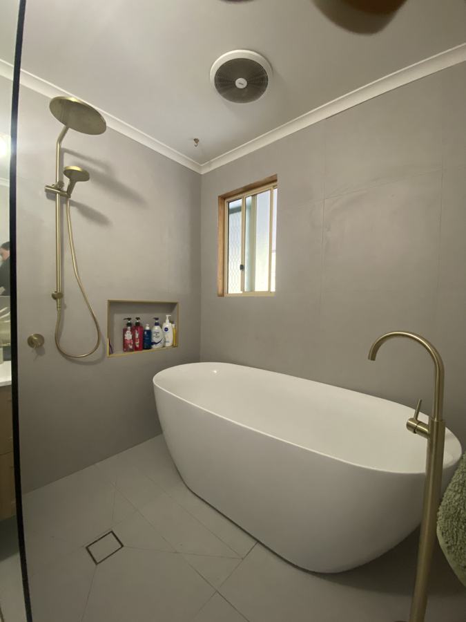 Brushed brass rail shower and floor-mounted bath mixer