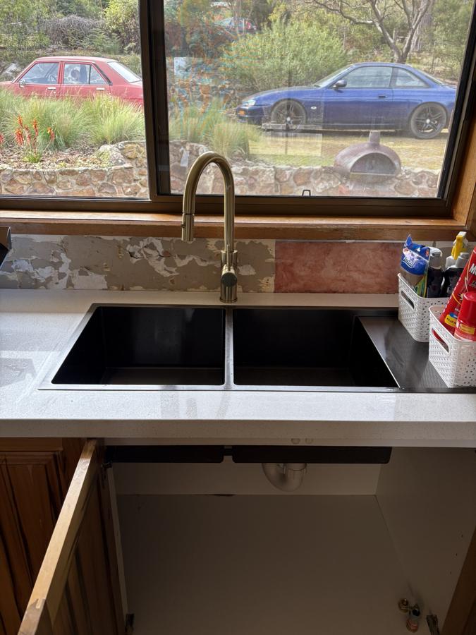 Kitchen renovation: double sink and brushed brass pull-out mixer