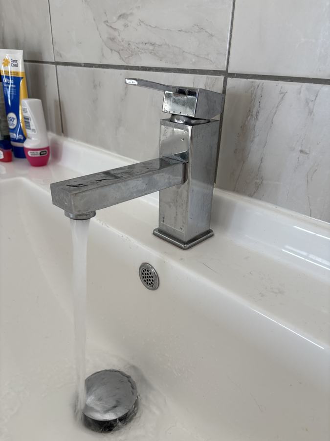 Bathroom basin mixer