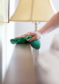 Kvinna Cleaning Furniture