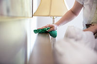 Mujer de limpieza de muebles