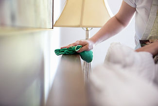 Mujer de limpieza de muebles