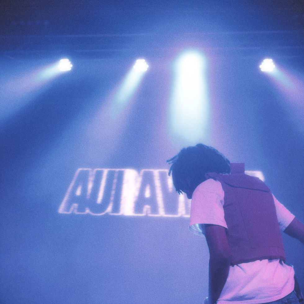 aura on stage with his back tunred