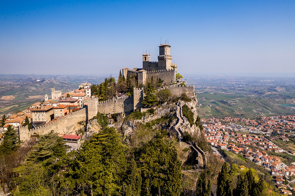 Cima del monte Titano con las torres medievales