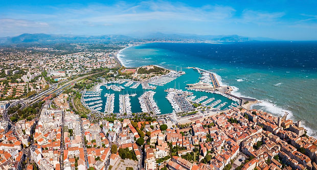 Vue-panoramique-aérienne-du-port-dAntibes.-Antibes-est-une-ville-située-sur-la-Côte-Visit-