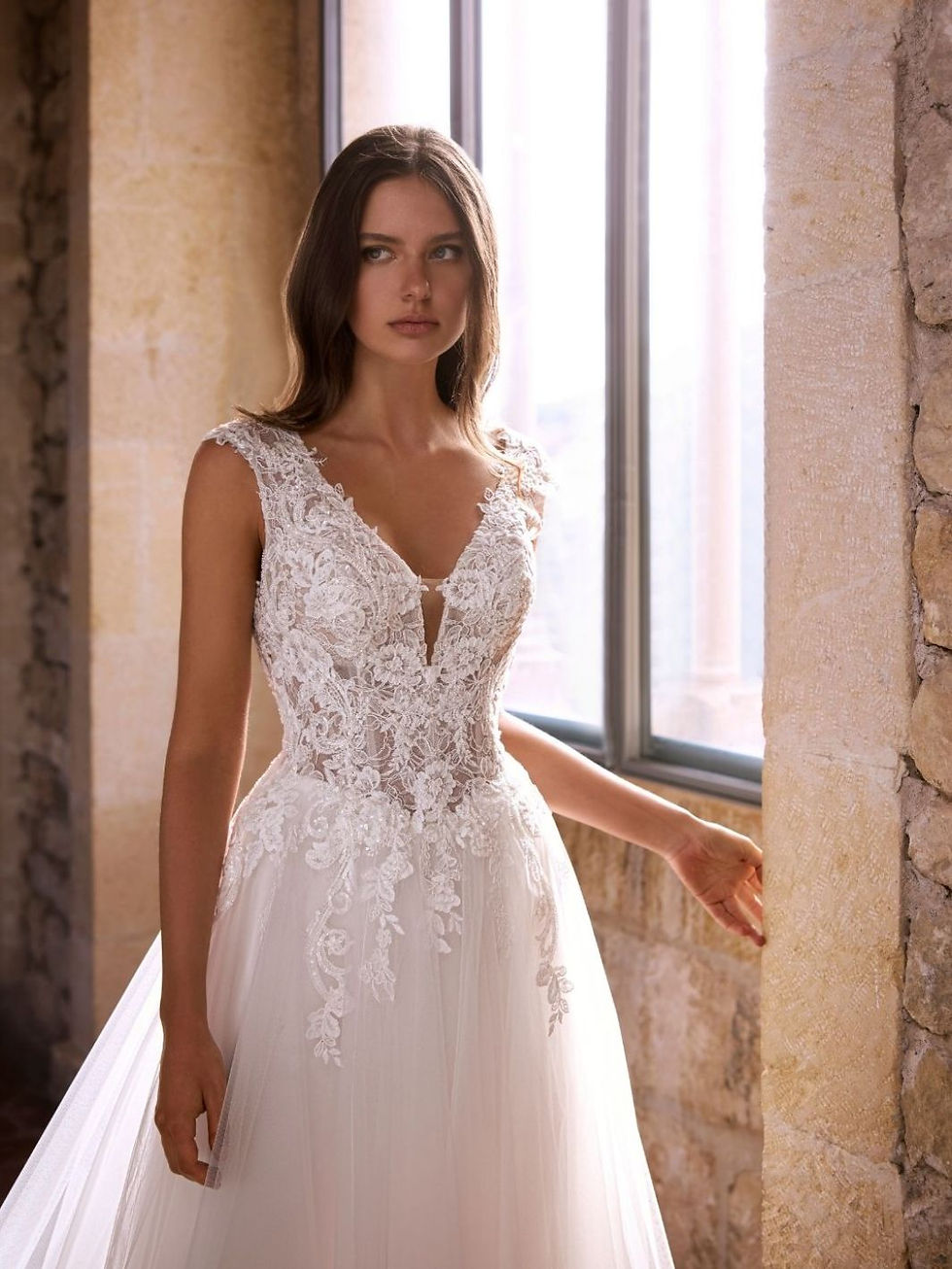 Close up of Gemmah Etoile wedding dress with Beaded Baroque Lace, Corded Floral Lace and Tulle skirt