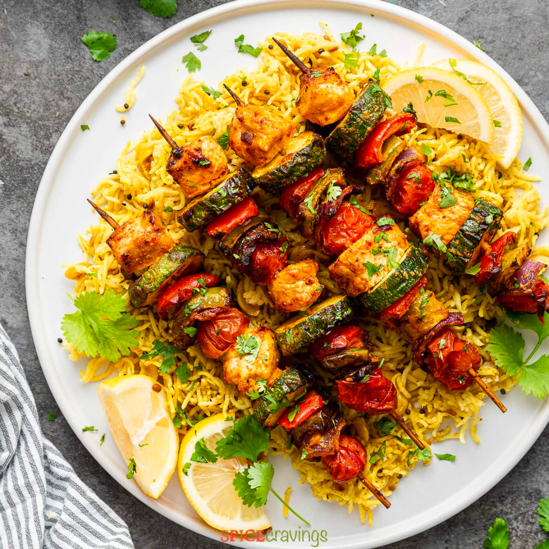 BROCHETTE DE POULET AU CITRON ET À L'AIL AVEC RIZ ET LÉGUMES SAISONNIERS