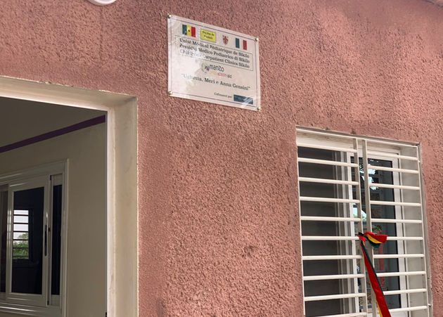 Ambulatorio Sikilo ingresso e targa.jpg