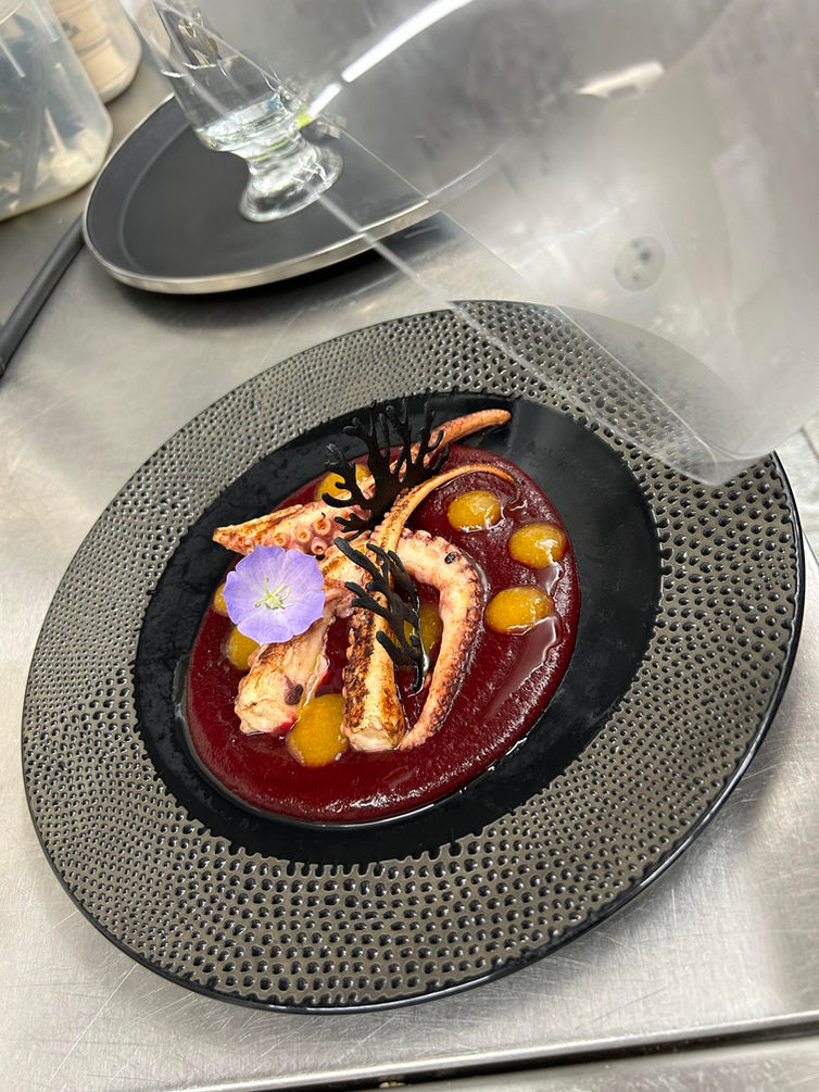 Le propre d’un blog est de partager ces Coups de Cœurs et la découverte de jeunes talents. Aujourd’hui, c’est la jeune cheffe Alison Monti, du restaurant Le Baron à Charmey.