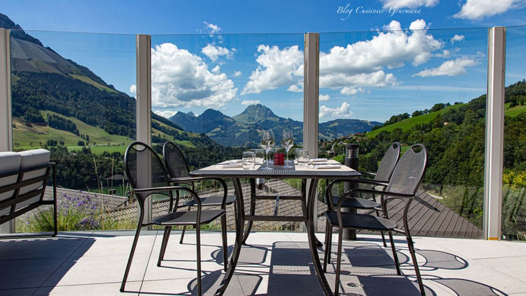 C’est encore le moment de profiter des dernières chaleurs sous le parasol d’un restaurant gastro, et de s’offrir un très bon repas sur sa terrasse.Voici, ma sélection de mes plus belles terrasses.