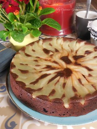 Voici le gâteau moelleux Belle-Hélène, poires fondantes et chocolat noir.