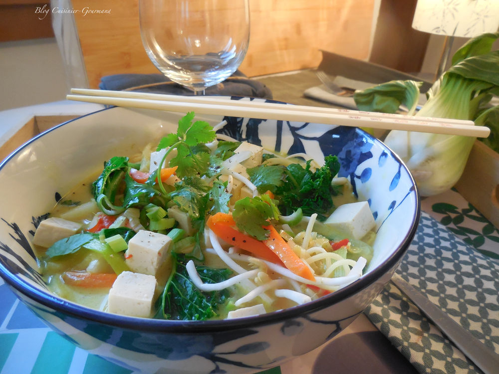 Végétale par le large choix de légumes, que vous pouvez y apporter, voici ma soupe asiatique au tofu
