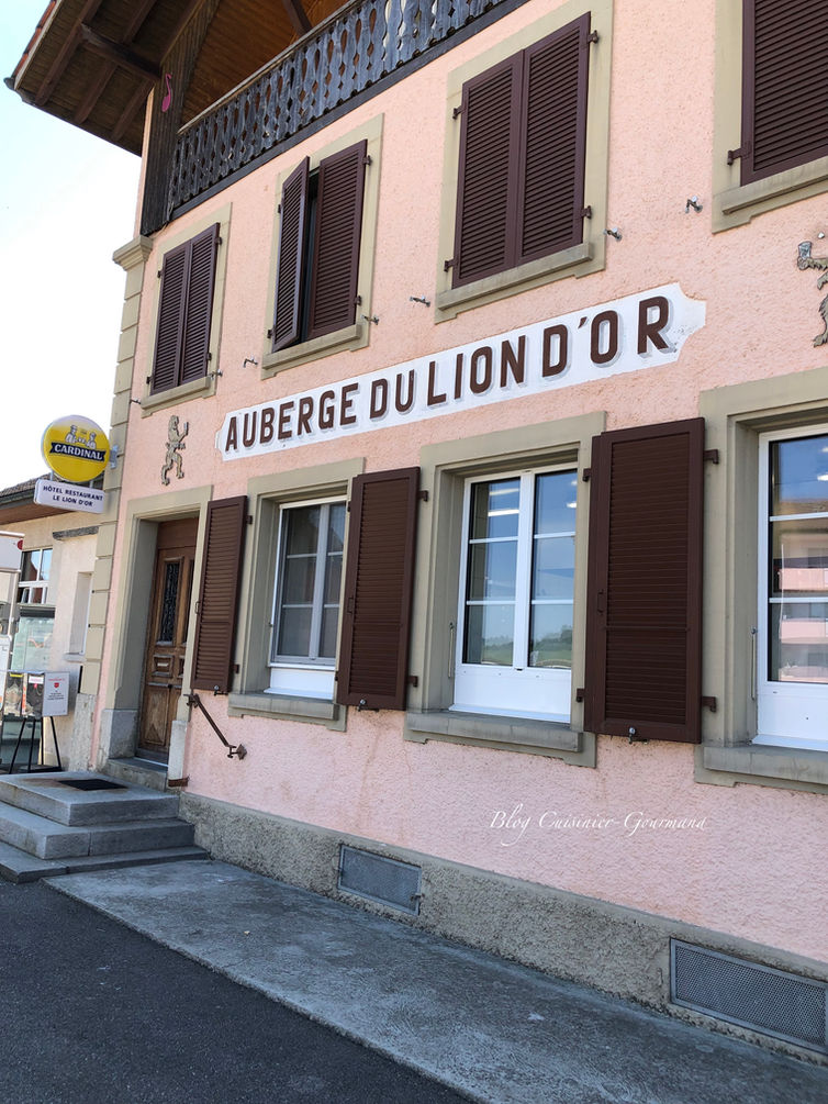 Très agréable repas de midi en terrasse, à L’Auberge du Lion d’Or à Siviriez, chez Sylvie et Julien.