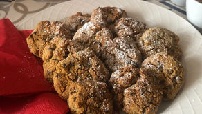 Voici, ma recette anti-gaspi de cookies au chocolat, à la chapelure de pain. Eh ouiiiii, plutôt que de jeter votre pain rassis. En plus, vous risquez bien de surprendre vos invités au moment du café. 