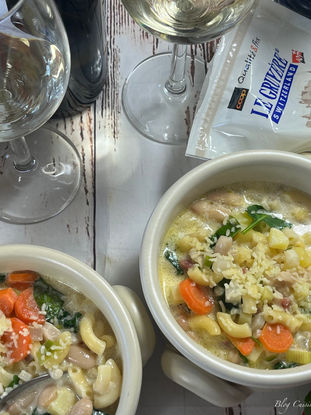 La soupe du chalet, une recette née sur les alpages fribourgeois. Elle permettait aux armaillis qui étaient rarement ravitaillés en légumes, de se nourrir pendant l’été, avec les moyens du bord.