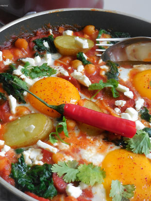 Tellement bon et si simple à faire, voici la recette du shakshuka aux pois chiches et chorizo.