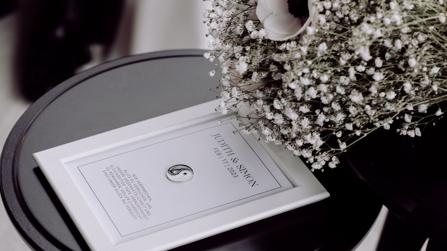 Freie Trauung im Sallers Badehaus in Bernau am Chiemsee, freie Rednerin, Traurednerin Manu von gefühlsbetont, Trauritual, Hochzeitsblumen