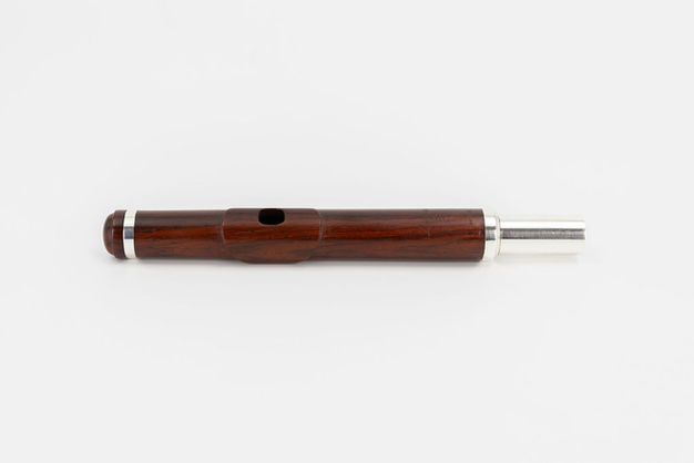 Donnez un nouveau son à votre flûte grâce à nos têtes de flûte symphoniques en Cocobolo. Fabriquées avec attention, elles sont conçues pour vous offrir une expérience musicale exceptionnelle.