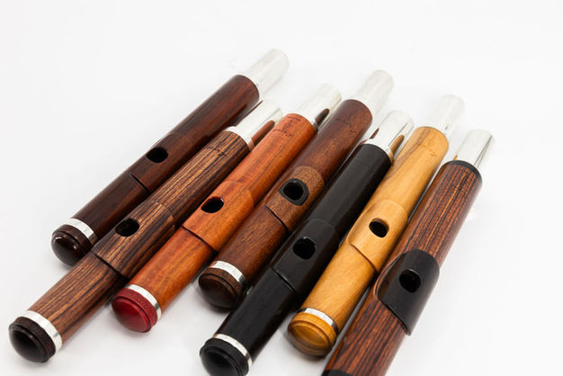 Les têtes de flûte symphonique en bois Lavoie sont conçues à partir d'essences réputées pour leurs qualités sonores remarquables. Notre sélection comprend la grenadille, le bois de violette, l'olivier africain, l'ivoire rose, le cocobolo et le mopane.